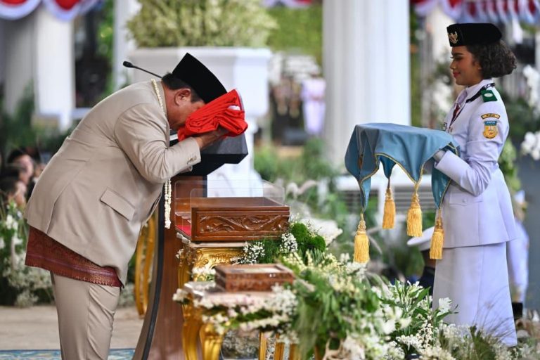Presiden Prabowo Pimpin Upacara Penurunan Sang Merah Putih di Istana Merdeka