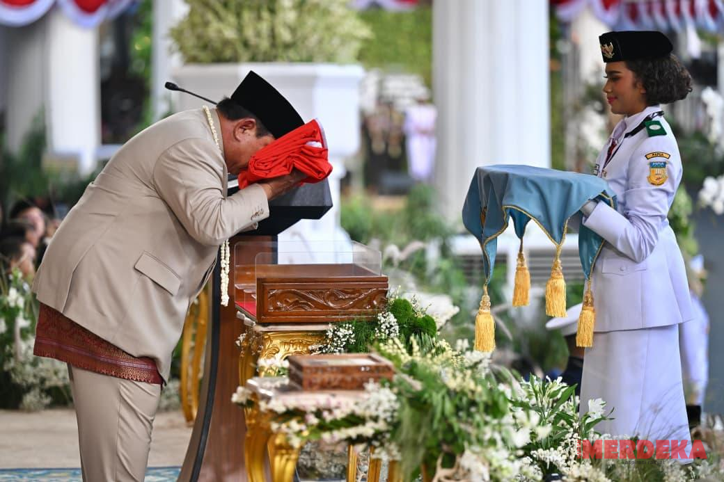 Presiden Prabowo Pimpin Upacara Penurunan Sang Merah Putih di Istana Merdeka