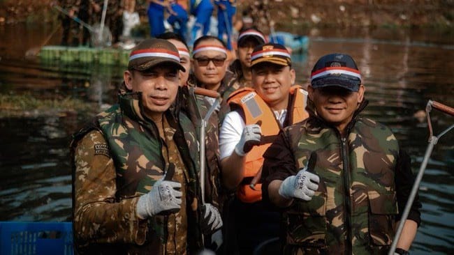 Sambut HUT ke-81 RI, Pangdam Jaya dan Kapolda Metro Jaya Turun Bersihkan Kali Angke Bersama Ribuan Personel
