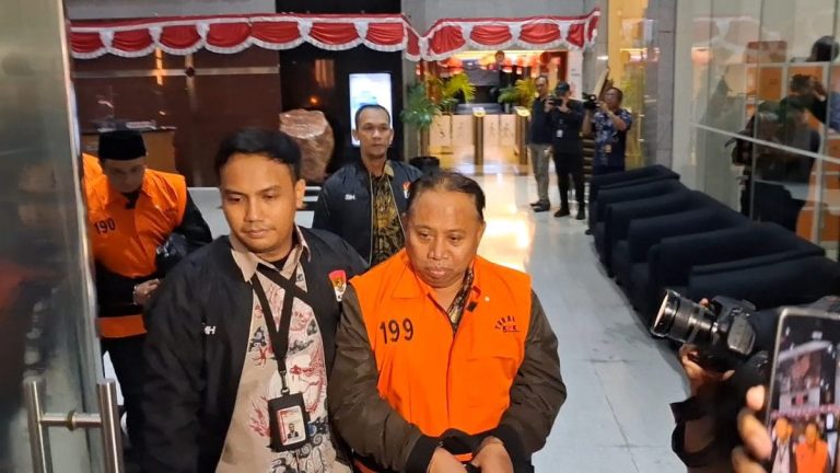 Pakai Rompi Oranye, Rektor Unsoed Bungkam Usai Ditetapkan Tersangka Pemerasan Jalur Mandiri
