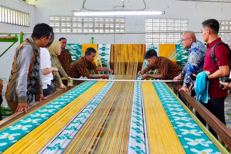 Wamenkop Optimistis Lurik Prasojo Tembus Pasar Internasional