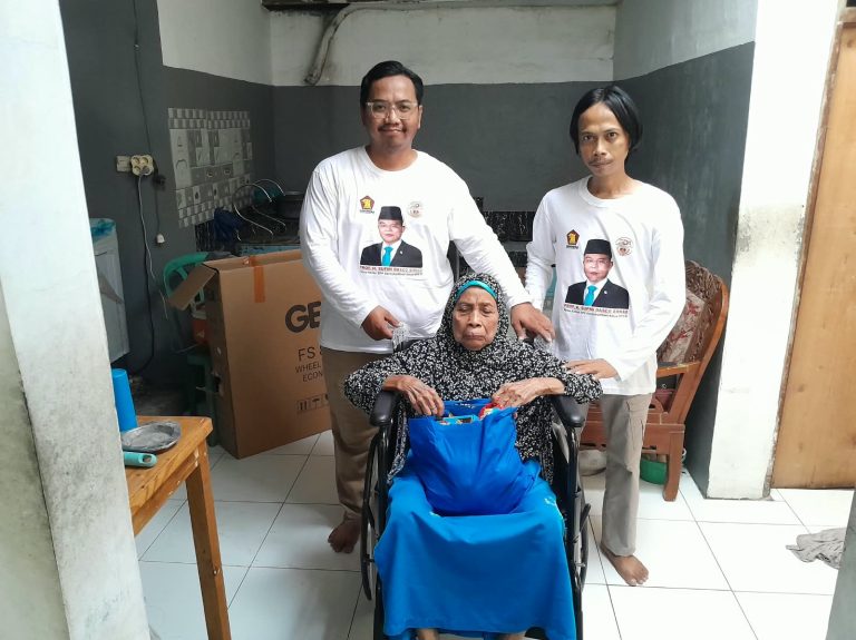 Lansia di Tangerang Bahagia, Dapat Bantuan Kursi Roda dari Sufmi Dasco Ahmad