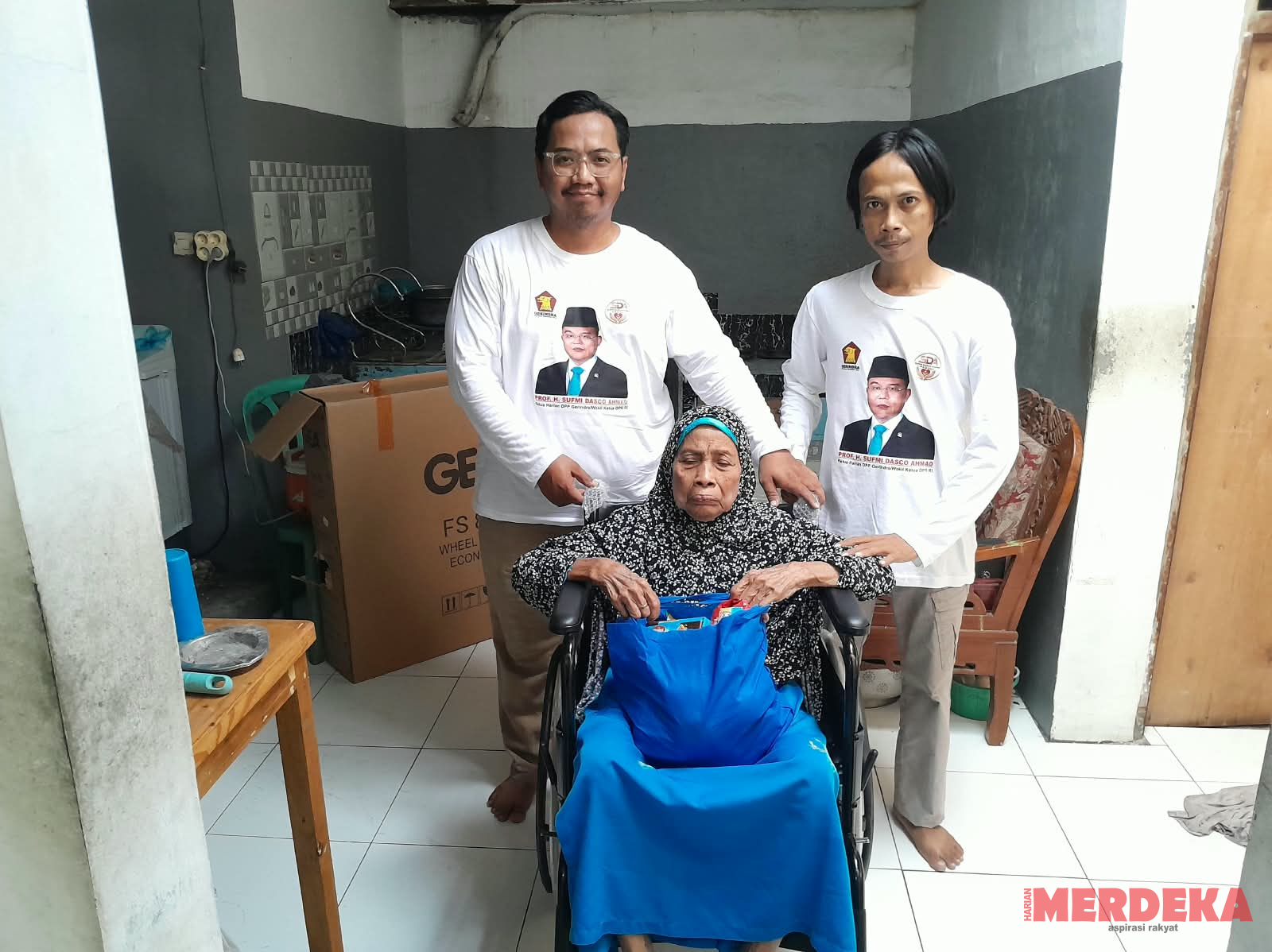 Lansia di Tangerang Bahagia, Dapat Bantuan Kursi Roda dari Sufmi Dasco Ahmad