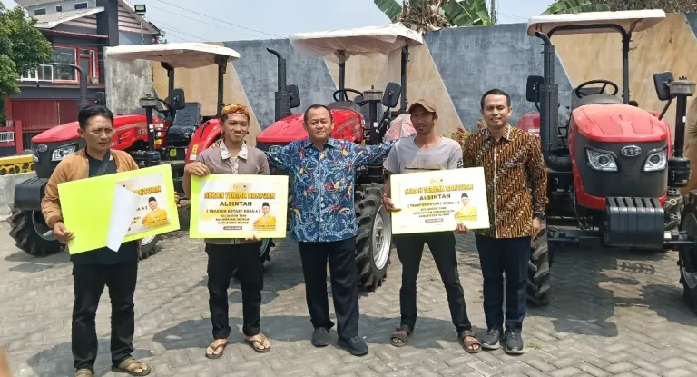 Serap Aspirasi Petani Blitar, Anggota DPR M Sarmuji Salurkan Bantuan Traktor Roda Empat