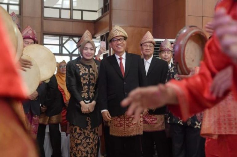 Dilantik Jadi Ketum IKSS, Menteri Desa Yandri Komitmen Hadirkan Kontribusi Nyata untuk Negeri