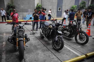Usut Korupsi di Bea Cukai, KPK Amankan Moge BMW hingga Triumph Serta Sita Rp2,8 Miliar