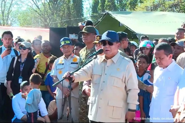 Tinjau Pengungsi di Nagekeo, Prabowo Pastikan Pembangunan NTT dan Program MBG Berlanjut