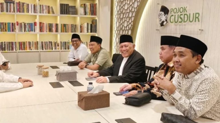 Ada Kedekatan Sejarah dengan Gusdur, Gus Kikin Sambangi Pojok Gus Dur