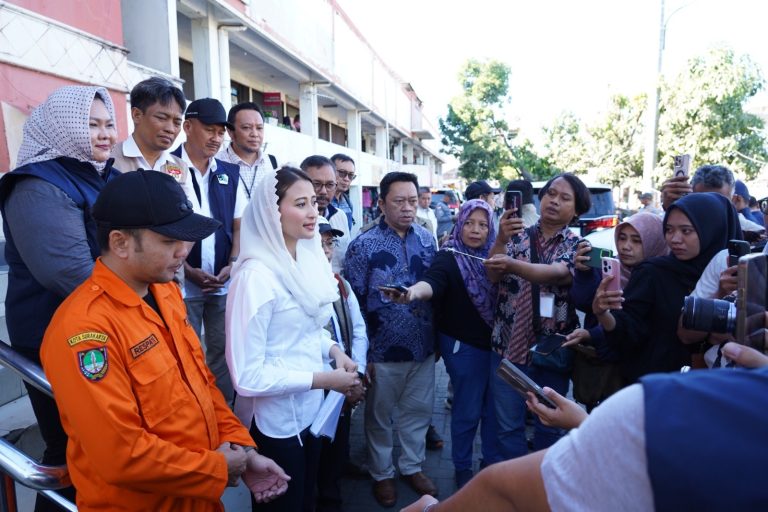 Tinjau Pasar Nusukan, Wamendag Pastikan Stok Bapok Aman dan Harga MINYAKITA Sesuai HET