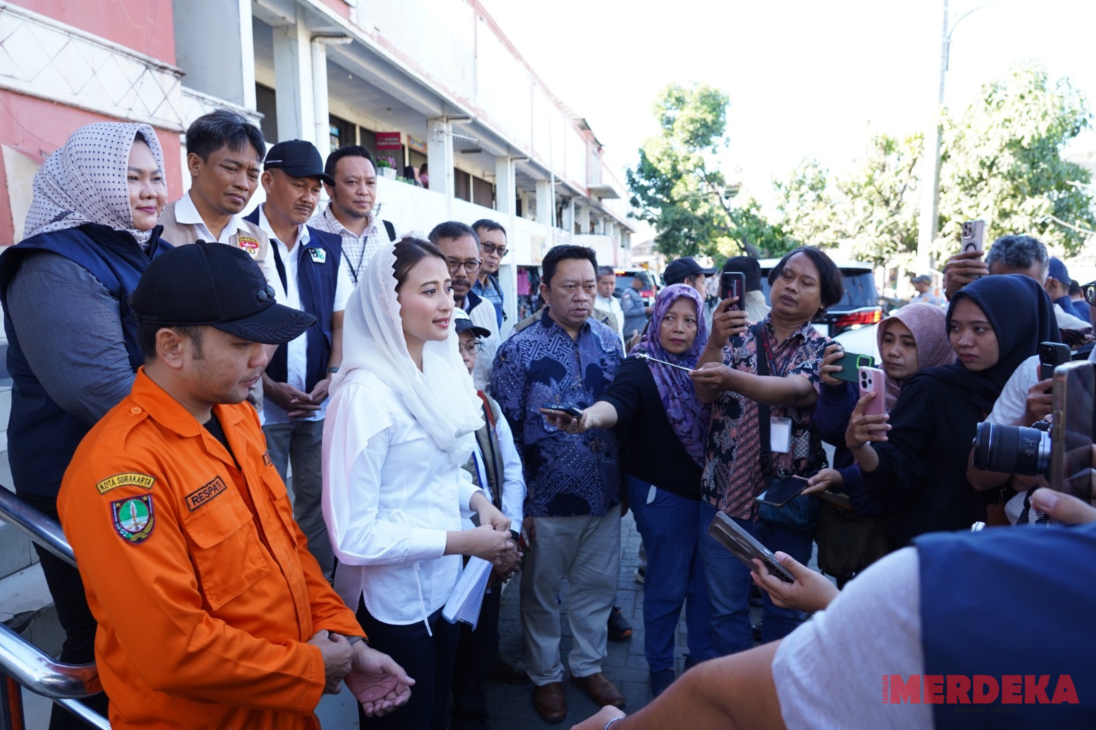 Tinjau Pasar Nusukan, Wamendag Pastikan Stok Bapok Aman dan Harga MINYAKITA Sesuai HET