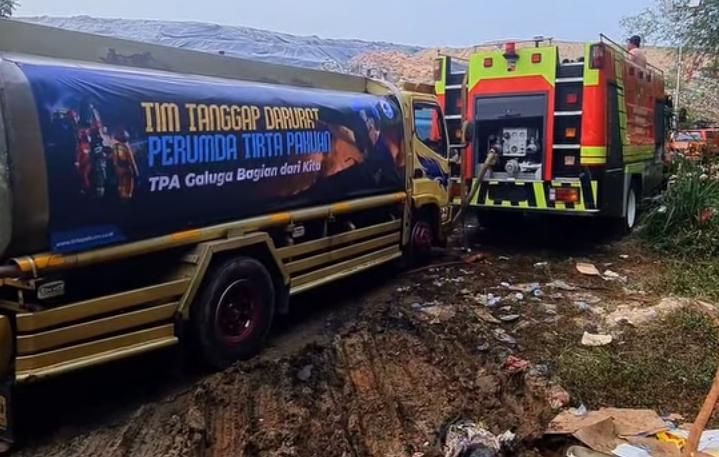 Perumda Tirta Pakuan Salurkan Bantuan untuk Kebakaran TPA Galuga