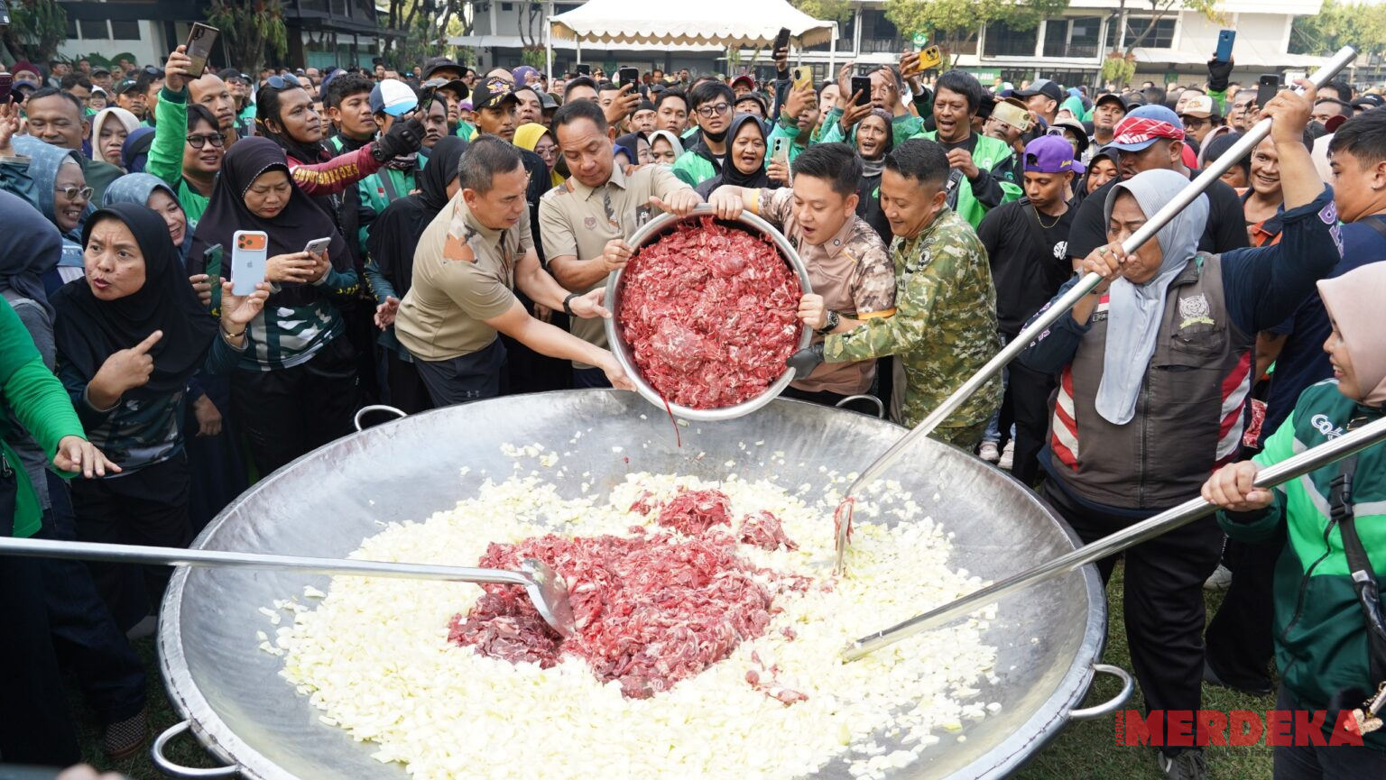 Panglima TNI dan Pangdam Jaya Hadiri Aksi Sosial Bersama Warga & Ojol