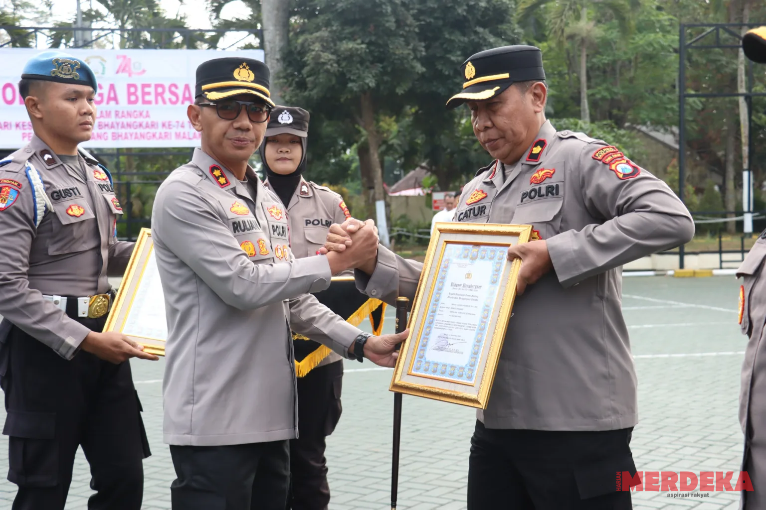 Berprestasi dalam Pelayanan Masyarakat, Kapolres Malang Beri Penghargaan ke 65 Personel