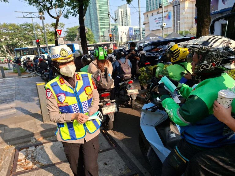 Peduli Keselamatan Pengemudi, Ditlantas Polda Metro Jaya Bagikan 20.000 Masker untuk Ojol