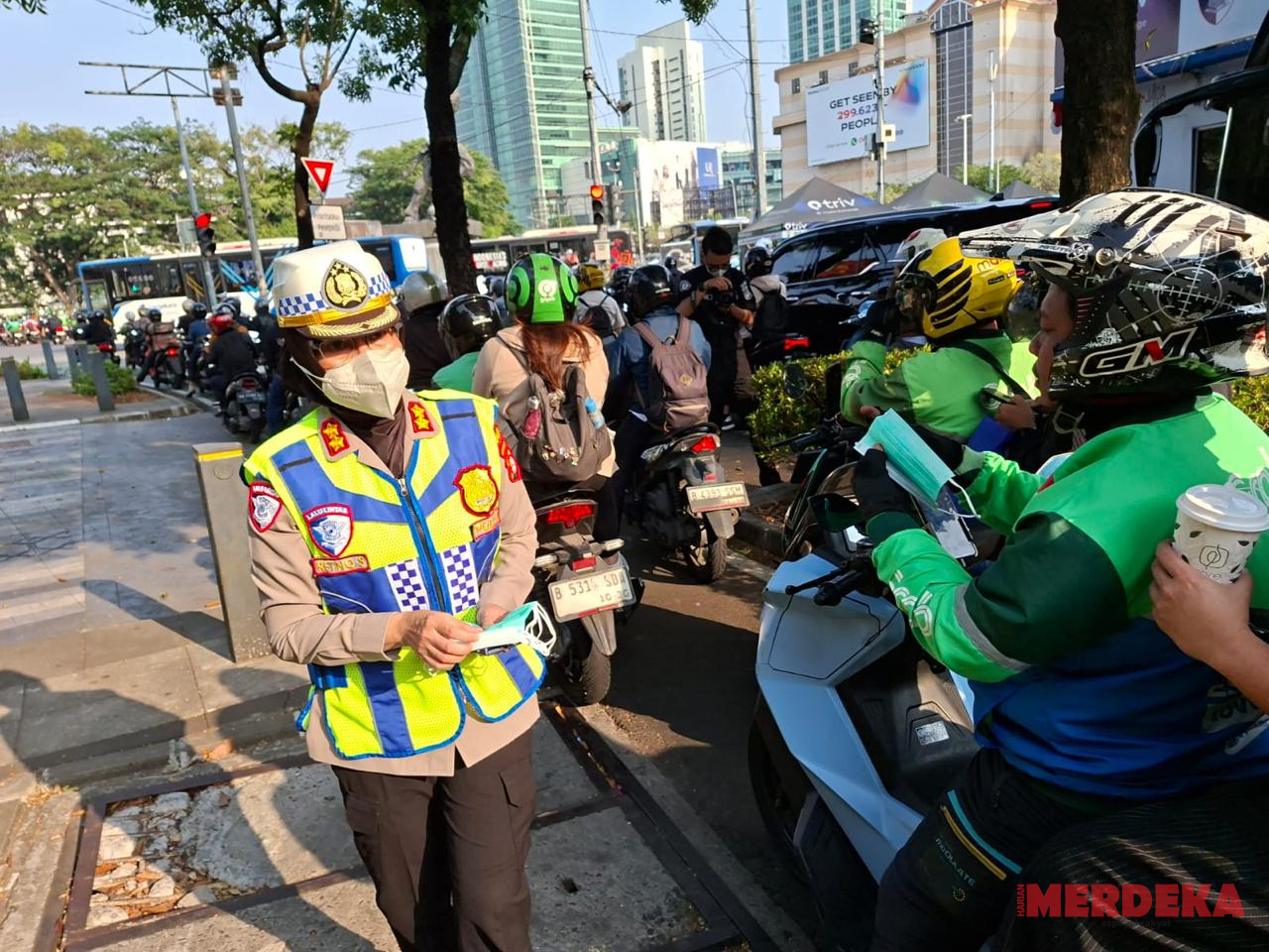 Peduli Keselamatan Pengemudi, Ditlantas Polda Metro Jaya Bagikan 20.000 Masker untuk Ojol