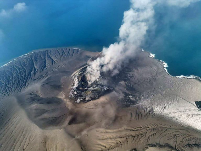 BNPB: Abu Anak Krakatau Mengarah ke Laut Hindia, Lampung-DKI Mulai Kondusif