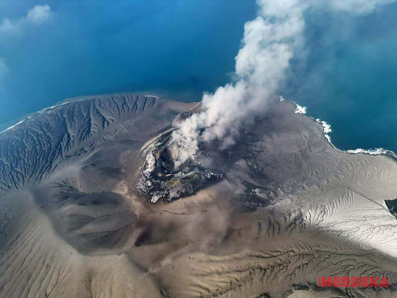 BNPB: Abu Anak Krakatau Mengarah ke Laut Hindia, Lampung-DKI Mulai Kondusif