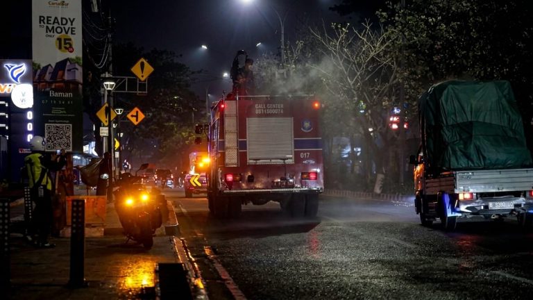 Tangsel Gerak Cepat Atasi Abu Vulkanik, Tiga Koridor Jalan Disemprot Dini Hari