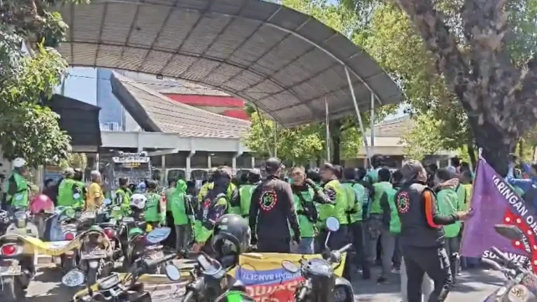 Tolak Ganjil-Genap BBM, Ratusan Ojol Geruduk Pertamina Makassar