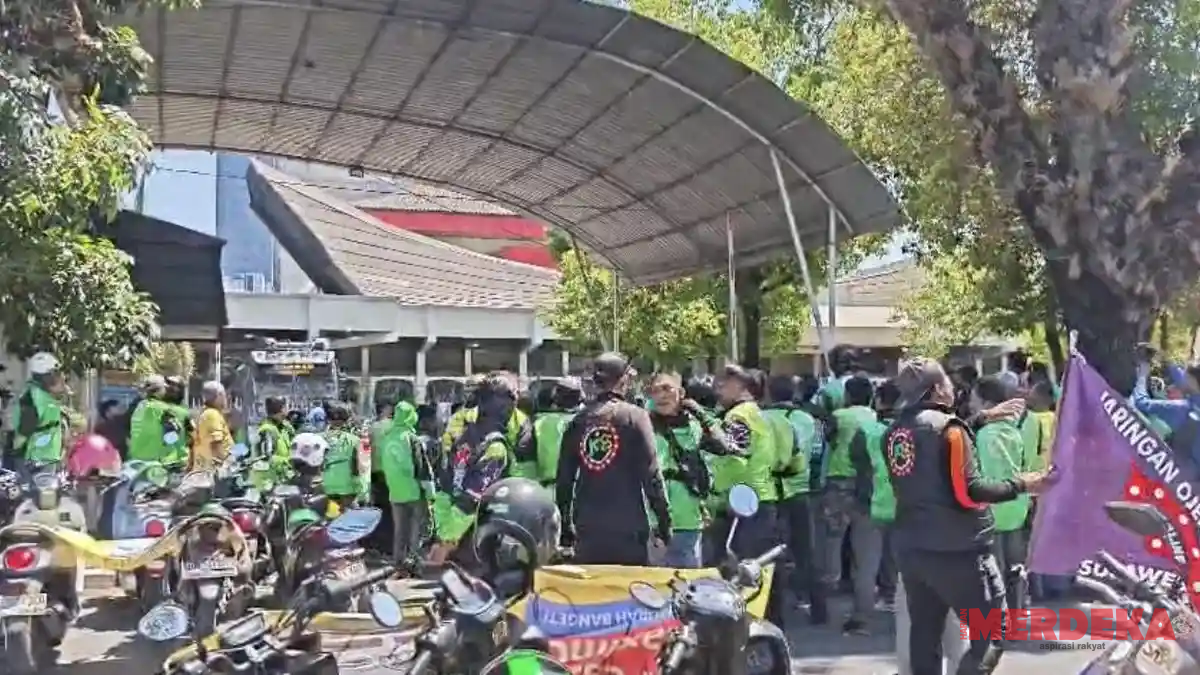 Tolak Ganjil-Genap BBM, Ratusan Ojol Geruduk Pertamina Makassar