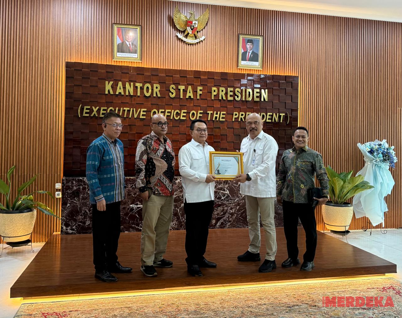 Forum Pimred Serahkan Penghargaan Pena Emas kepada KSP Dudung Abdurahman