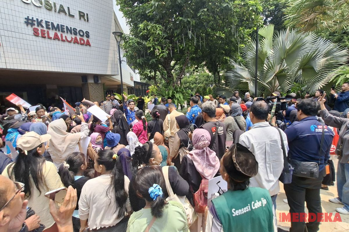 Didatangi Pendemo DTSEN, Gus Ipul dan Wamensos Ajak Warga Dialog Langsung