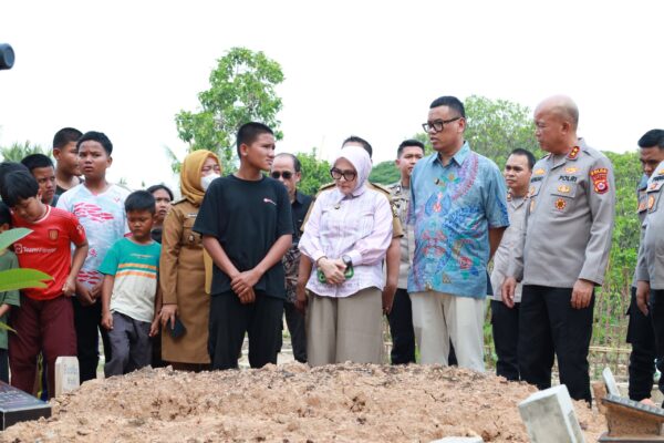 Beri Santunan, Kapolda Banten & Uya Kuya Kunjungi Warga Korban Kehilangan HP