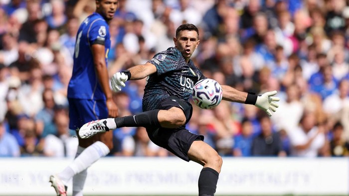Chelsea Jangan Girang Dulu Punya Emiliano Martinez, Roy Keane Beri Peringatan