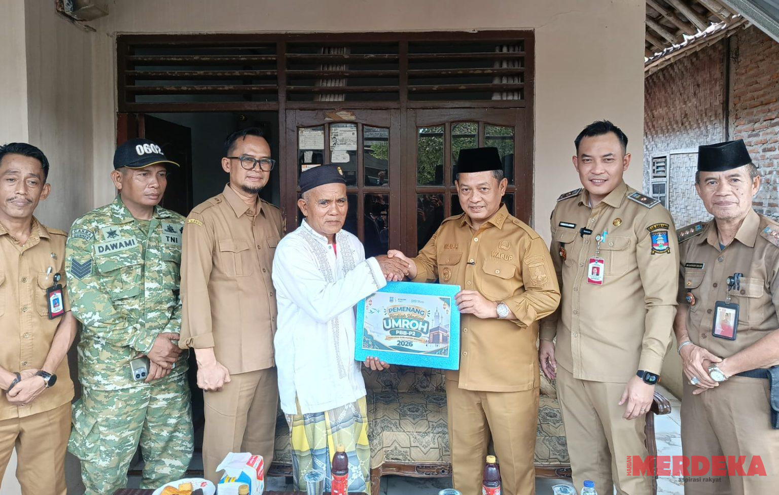 Apresiasi Warga Taat Pajak, Wabup Serang Najib Hamas Beri Hadiah Umroh