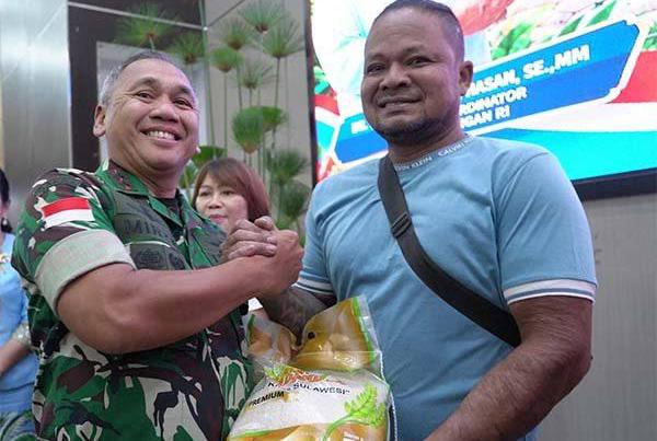 Pangdam XIII/Merdeka Kawal Penyaluran Bantuan Pangan Bersama Menko Zulkifli Hasan