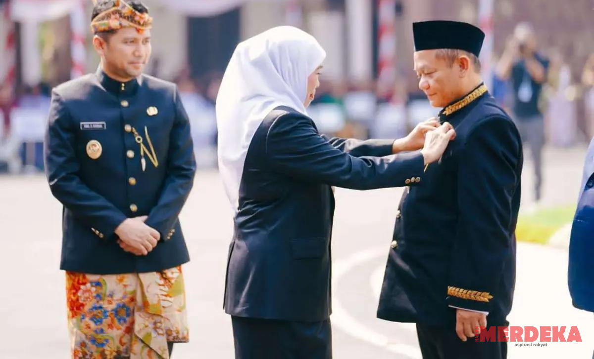 HUT ke-81 Jatim: Khofifah Serahkan Lencana Emas Kepada Menperin Sarmuji