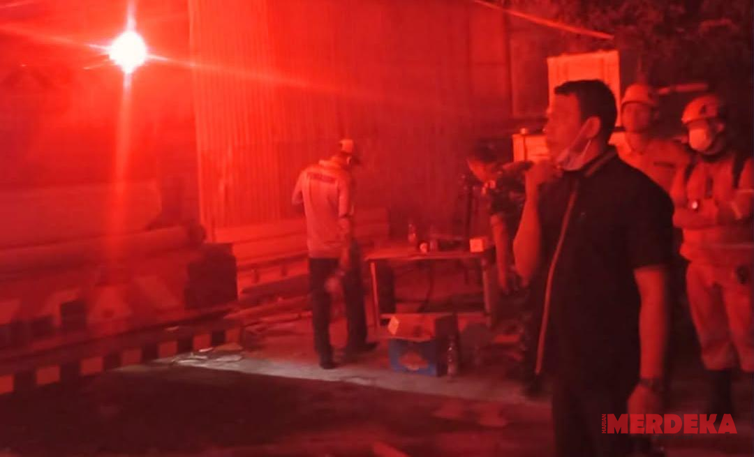 Pantau Pemadaman Gudang Pipa, Camat Legok Imbau Warga Waspada