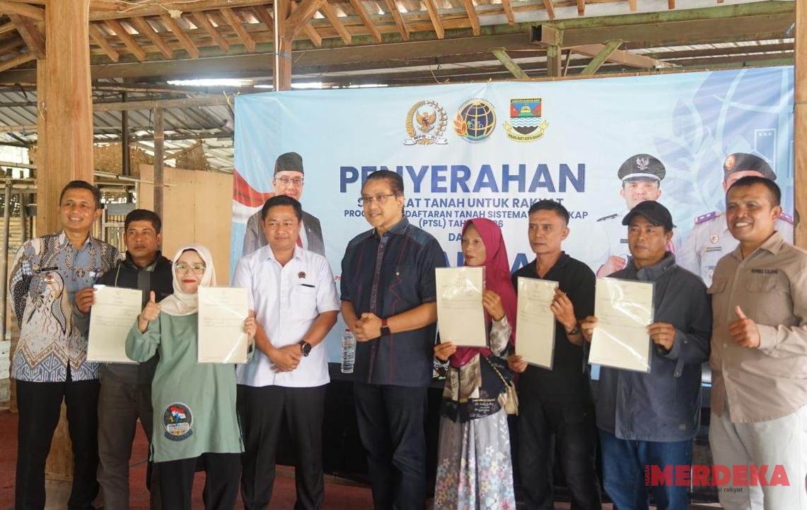 Dede Yusuf Bagikan 53 Sertifikat PTSL ke Warga Cilame
