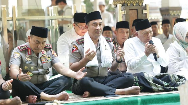 Kapolri Silaturahmi Ponpes Dan Ziarah ke Makam Gus Dur di Jombang